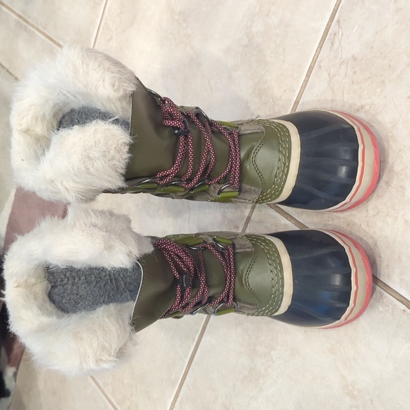 Girls size 2 Sorel winter fur boots, olive green, black and pink - Picture 2 of 11